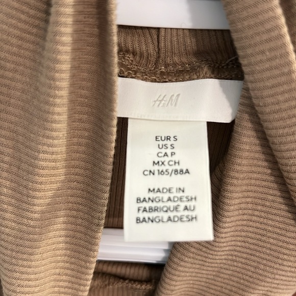 H&M Long sleeve turtleneck bodysuit. Small size - Picture 3 of 3